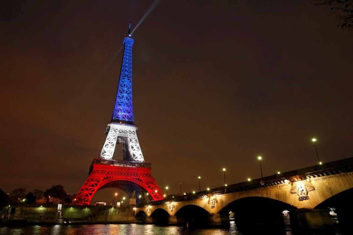 gordo_lado's tweet photo. Paris y New York se visten con los colores de Nacional en su cumpleaños 127 https://t.co/SqdsOdvgHa