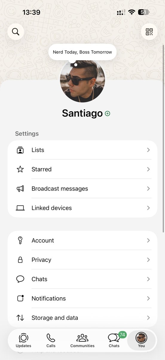 SantiTech_'s tweet photo. Después de meses, tengo el hermoso Liquid Glass en WhatsApp 🤩

Está equis, Meta nunca se va a empeñar en que sus Apps se vean realmente BIEN en iOS 🙄 https://t.co/3uS8Yx7X4p