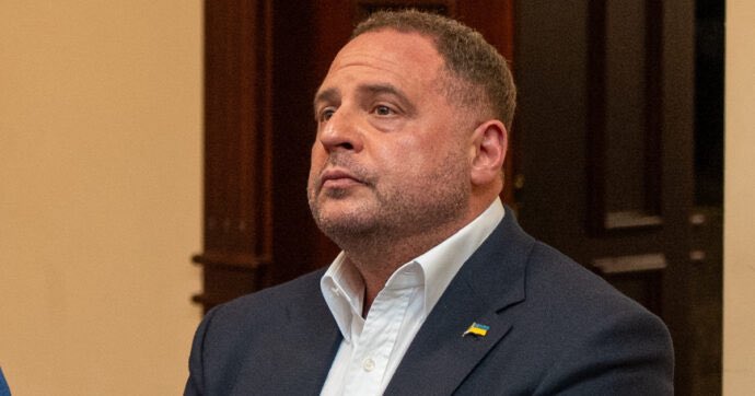 rastablanco's tweet photo. E’ di poche ore fa’ la notizia dell’arresto di Andriy Yermak,ex capo di gabinetto (d’oro) di #Zelensky,con l’accusa inedita di corruzione.
Strano.. https://t.co/6X5LAkHkSf