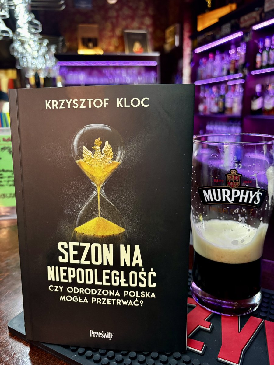 Kloc_K's tweet photo. Czytając tę książkę przy piwie nie grozi uszkodzenie mózgu na sześć tygodni. Czy grozi mniej, a może więcej? Trzeba kupić książkę i sprawdzić. https://t.co/y1dbVf0nTW