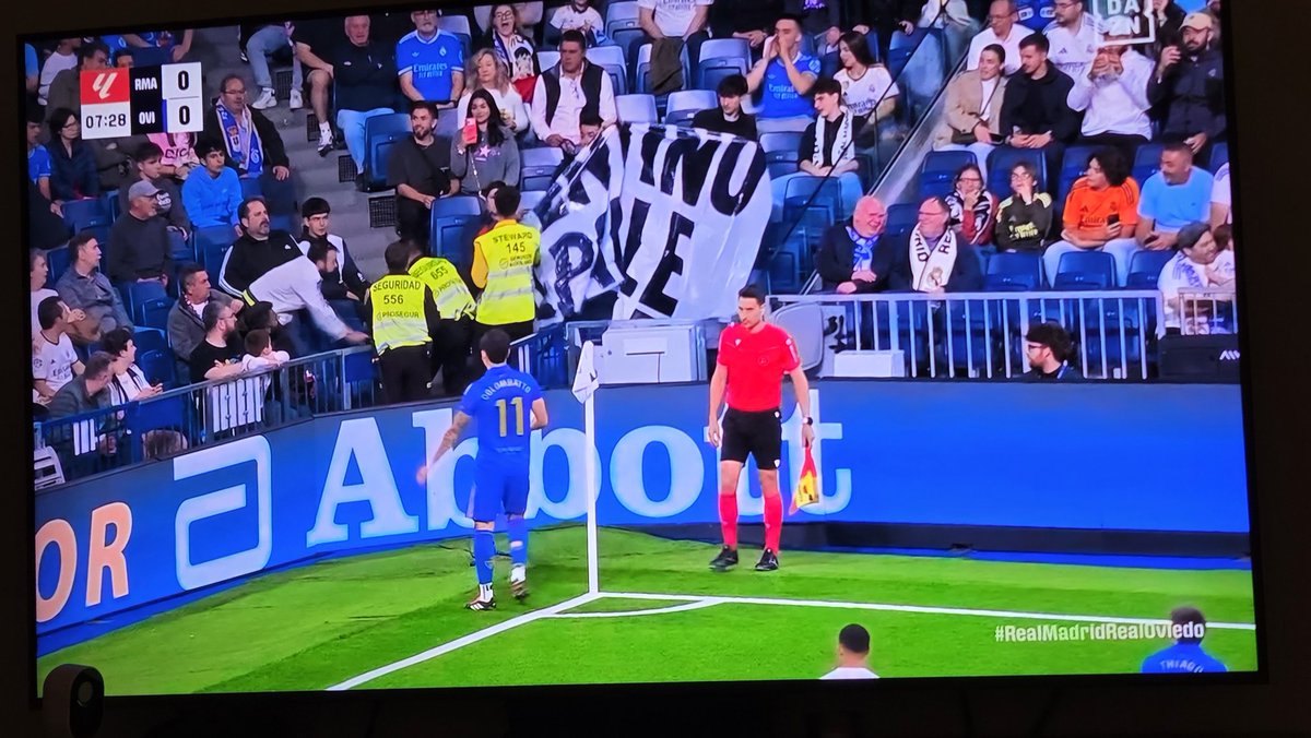 Llourinho's tweet photo. Jajajaja los de seguridad del Bernabéu censurando una pancarta que dice "Florentino culpable". Viva la libertad de expresión. https://t.co/tOsFl4vK2S