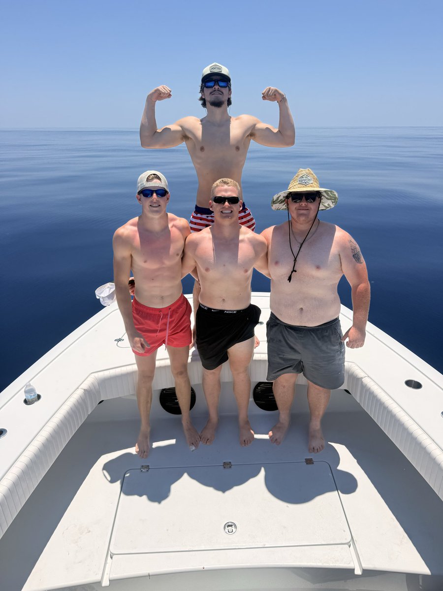 HudsonVossJCS's tweet photo. Should I add #kingoftheocean to my resume? #gulfofamerica #tuna #swords #snapper #grouper #tilefish @lucastriplett45 @SipkoEric @colten_rhoden https://t.co/reDRlSqSpF