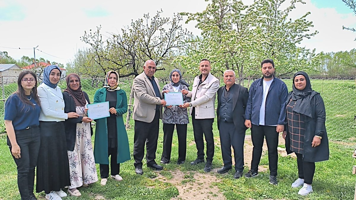 edrmtakkadinlar's tweet photo. 📍 EDREMİT 
Çiçekli 
Gençlik kolları başkanımız @saitaytulunn ve 3 kademe yönetim kurulu üyelerimiz ile birlikte saha ve üyelik çalışmalarımıza devam ediyor, ailemize katılan kıymetli vatandaşlarımıza teşekkür belgelerini takdim etmeye devam ediyoruz.
@AKKADINGM @akkadinvann https://t.co/kaMUg2wAV6