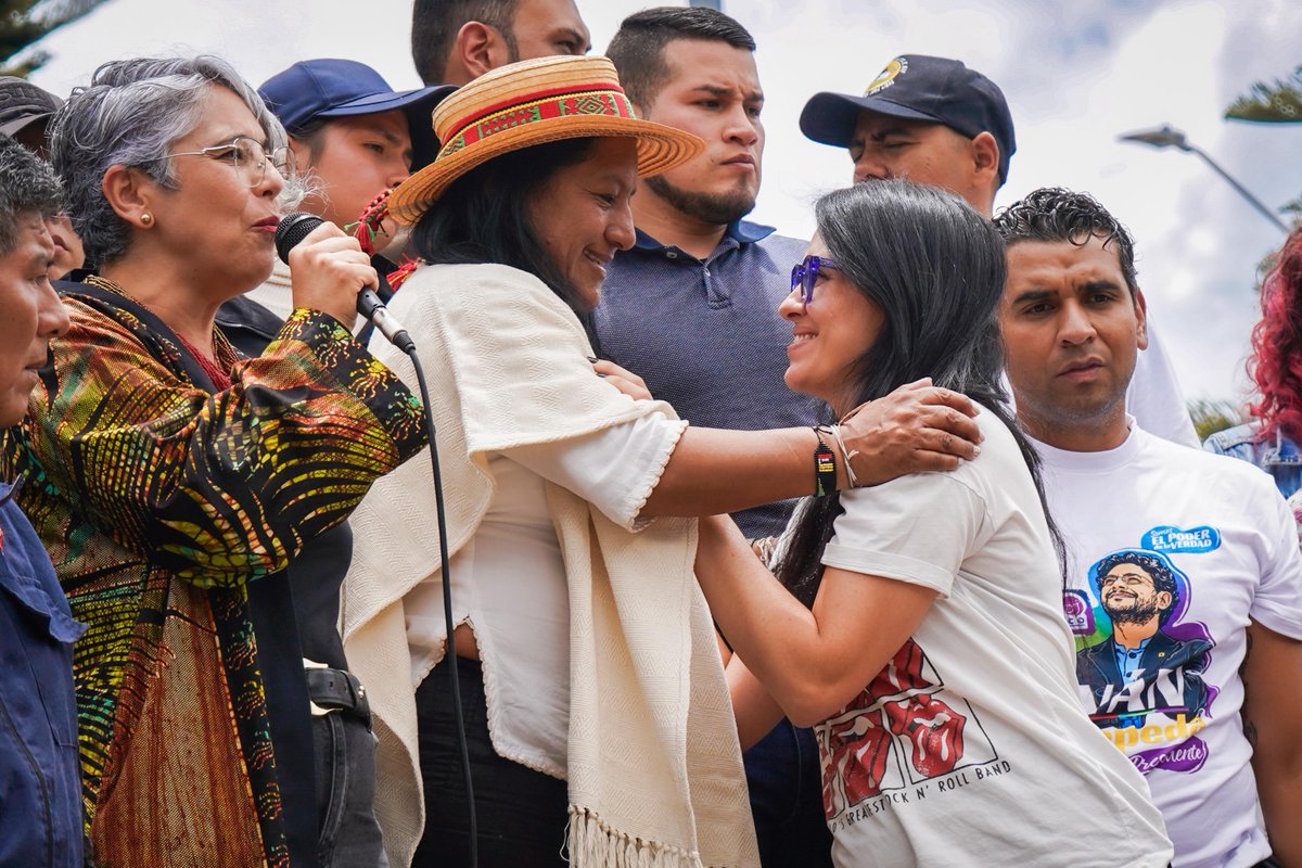 delmarpizarro's tweet photo. Hoy, @aida_quilcue llega a Chía, que recibe a su primera vicepresidenta indígena. Un pueblo que camina en minga por el agua, por la vida y por los derechos de todos. Aquí, en la Sabana de Bogotá, están juntos los trabajadores, los campesinos y las comunidades que saben que el territorio no es mercancía: se defiende con organización, con dignidad y con la palabra.

#chia #aidaquilcué #aidaquilcuévicepresidenta #ivan #petro