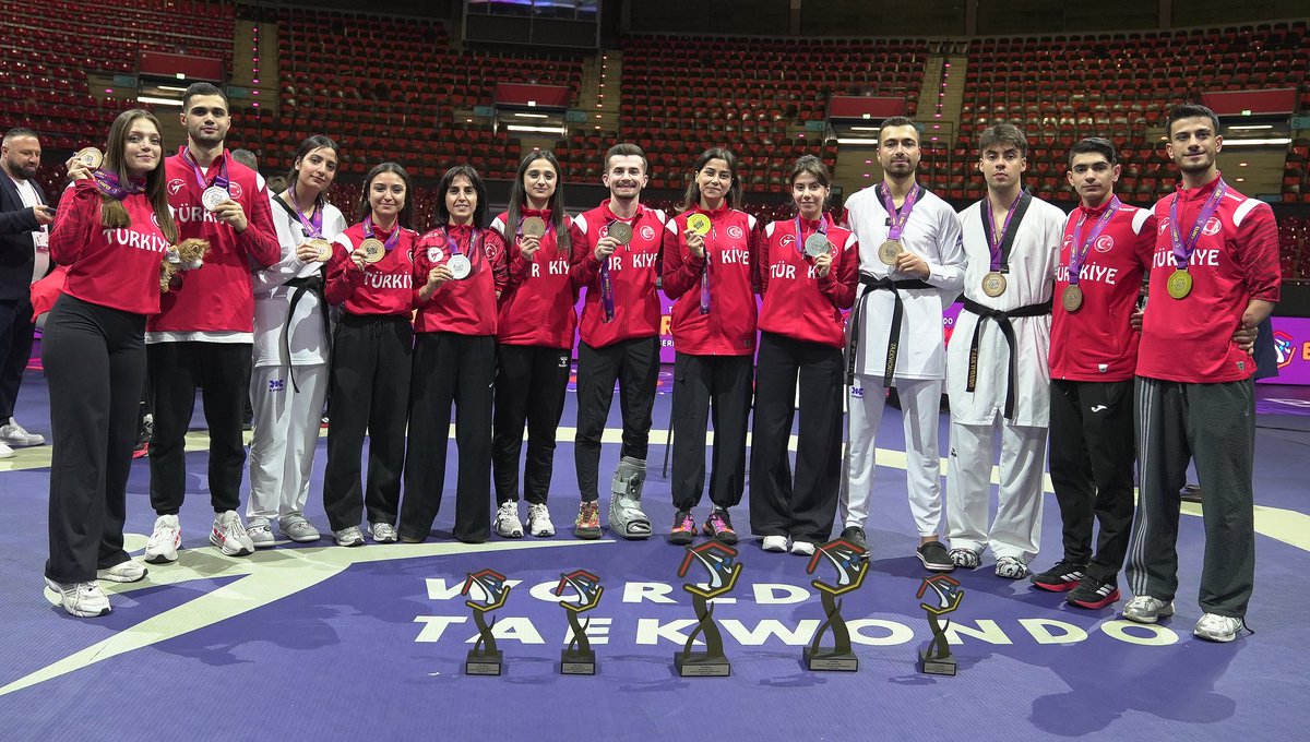 tkdfed's tweet photo. 🏆Para taekwondocularımız ise şampiyonayı 3 altın, 2 gümüş, 9 bronz, toplam 14 madalya ile tamamladı. 

2022 ve 2024’te takım halinde şampiyon olan Türkiye, bir kez daha Avrupa’nın zirvesine çıktı. Para taekwondocularımız hem kadın hem erkek takım olarak da şampiyonluğu elde etti https://t.co/deCCjl3udM