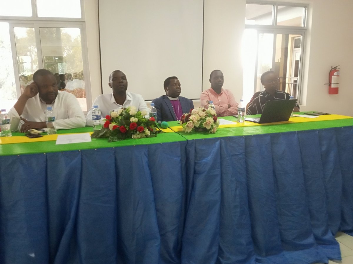 KigemeHospital's tweet photo. None ku wa 14.5.2026 Itsinda  riyobowe n'Umuyobozi w'Akarere ka Nyamagabe @Niyomwungeri_H hamwe  n'Umwepisikopi wa @KigemeDiocese  n'abagize Komite y'Ubuzima basuye Ibitaro bya Kigeme. Abakozi basabwe gukomeza kunoza servisi bazirikana ko "UBUMWE BWACU NIZO MBARAGA ZACU." https://t.co/5IbOdR25WH