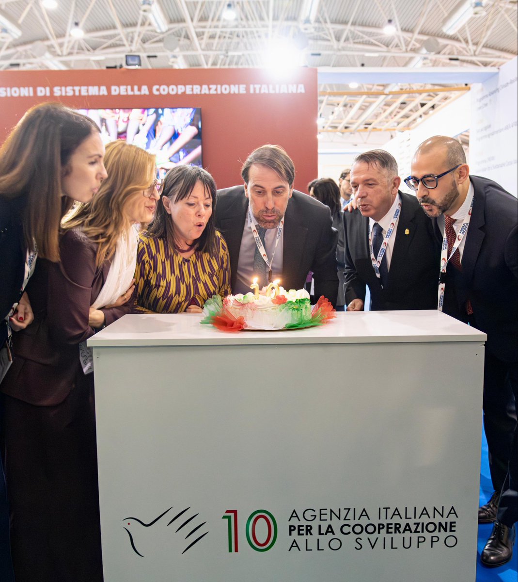 aics_it's tweet photo. A @CodeWayExpo torta a sorpresa per i 10 anni di #AICS 🎂 Tra un panel e l’altro, su iniziativa di Massimo Zaurrini e Fiera di Roma, allo stand della Cooperazione 🇮🇹 abbiamo spento le candeline per il primo decennio di vita dell’Agenzia. Grazie mille e auguri a tutti noi! https://t.co/VGudtCJbcf