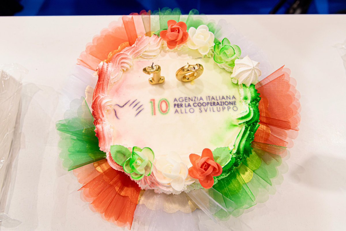 aics_it's tweet photo. A @CodeWayExpo torta a sorpresa per i 10 anni di #AICS 🎂 Tra un panel e l’altro, su iniziativa di Massimo Zaurrini e Fiera di Roma, allo stand della Cooperazione 🇮🇹 abbiamo spento le candeline per il primo decennio di vita dell’Agenzia. Grazie mille e auguri a tutti noi! https://t.co/VGudtCJbcf
