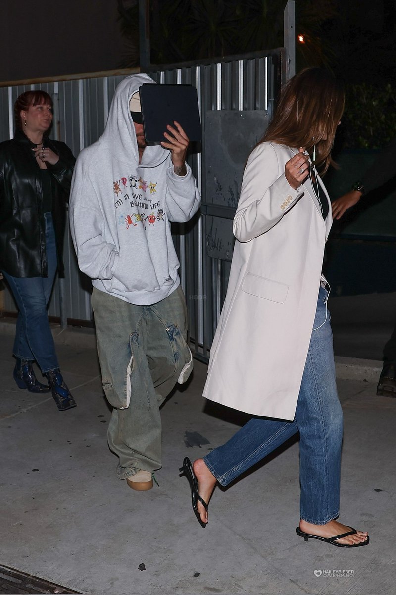 JBAMEDIA's tweet photo. Justin y Hailey saliendo de la iglesia Churchome en el Teatro Saban en Beverly Hills, California. (13/05) https://t.co/rukOMyY7hH