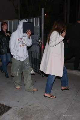 JBAMEDIA's tweet photo. Justin y Hailey saliendo de la iglesia Churchome en el Teatro Saban en Beverly Hills, California. (13/05) https://t.co/rukOMyY7hH