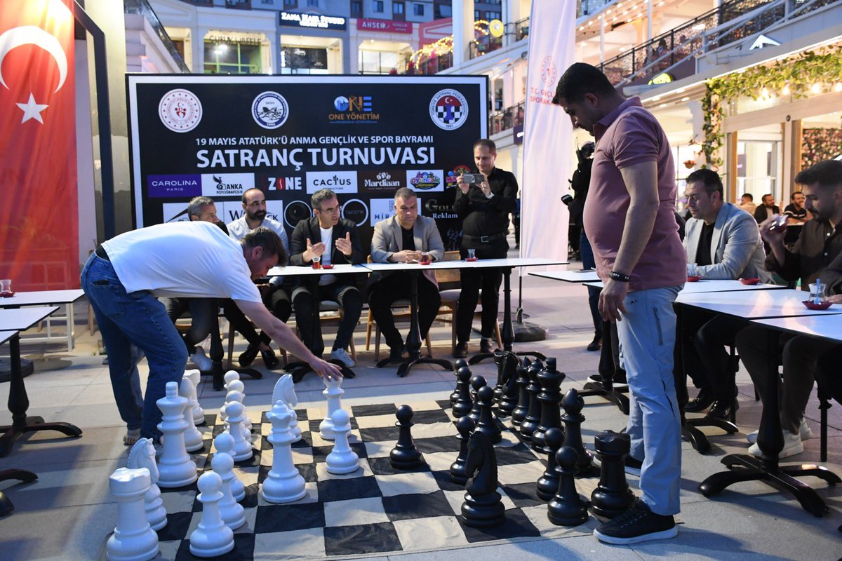 GSB_Sirnak's tweet photo. İl Müdürümüz Fedai Din’in katılımlarıyla, ilimizde ilk kez düzenlenecek Ulusal Satranç Turnuvamızın basın lansmanı gerçekleştirildi. ♟️

Gençlerimizin zihinsel gelişimine katkı sunacak, satranç sporuna olan ilgiyi artıracak organizasyonda tüm sporcularımıza başarılar diliyoruz. https://t.co/6r0qVv6zBE