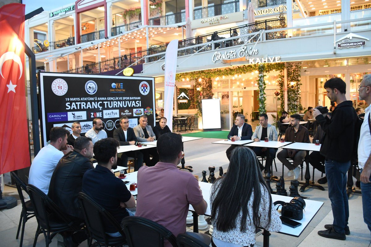 GSB_Sirnak's tweet photo. İl Müdürümüz Fedai Din’in katılımlarıyla, ilimizde ilk kez düzenlenecek Ulusal Satranç Turnuvamızın basın lansmanı gerçekleştirildi. ♟️

Gençlerimizin zihinsel gelişimine katkı sunacak, satranç sporuna olan ilgiyi artıracak organizasyonda tüm sporcularımıza başarılar diliyoruz. https://t.co/6r0qVv6zBE