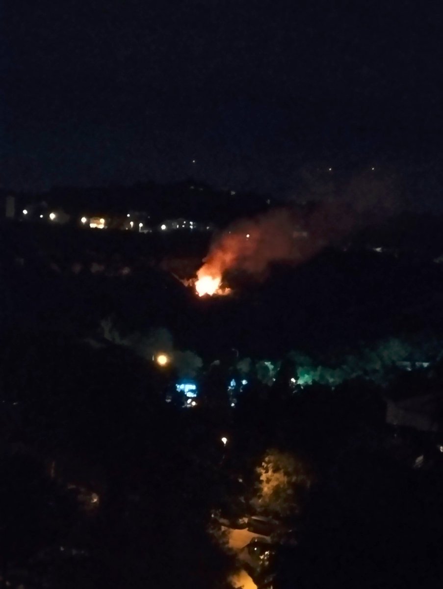Zvezdarko's tweet photo. Večeras je izbio požar u šumi u Bajdinoj u Mirijevu!!! https://t.co/Mes17pzCkM
