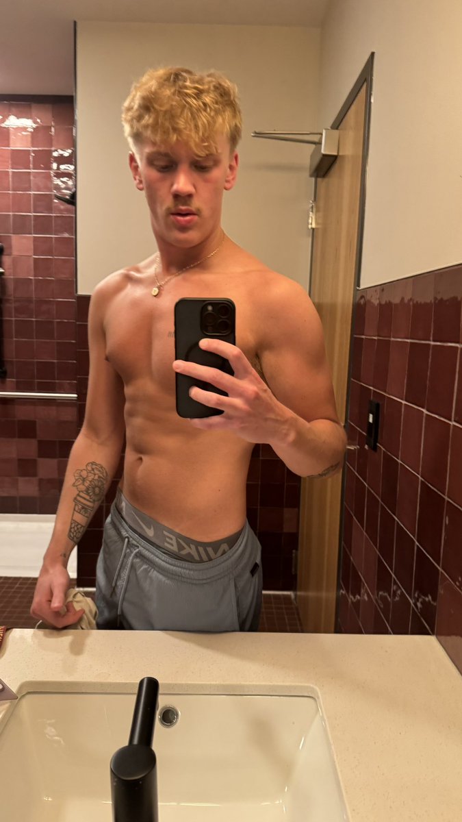 henryhot9's tweet photo. lemme shoot on ur face next https://t.co/p8QoUyMiSE