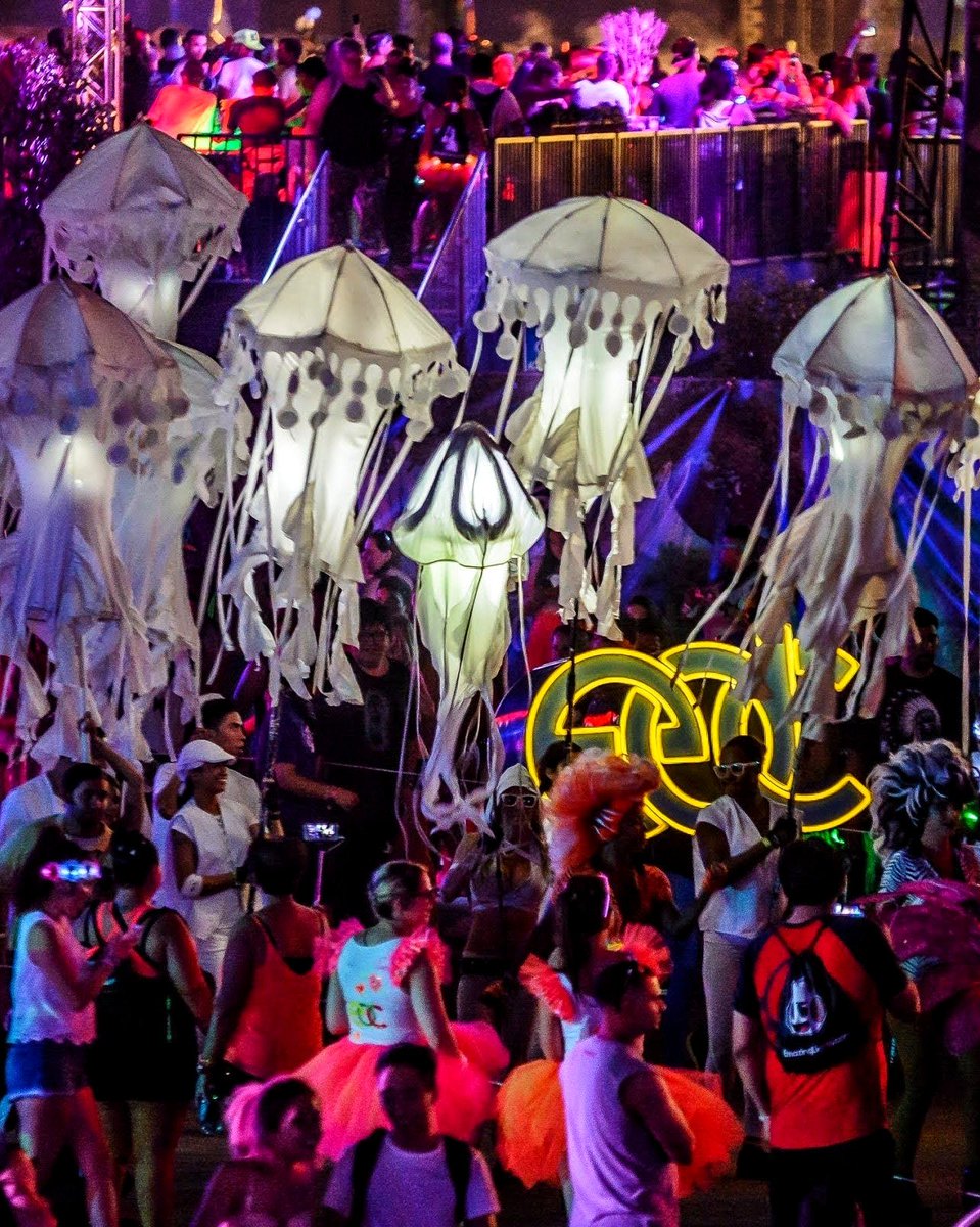 LasVegasLocally's tweet photo. 30,000 ravers will descend on the north Strip tonight — between Sahara Ave and Genting Blvd — to celebrate the start of Electric Daisy Carnival 2026 with a free parade.

It starts at 6pm and could last 2 1/2 hours.

If you happen to be at Circus Circus just smile and wave. https://t.co/qPD7JKnM1N