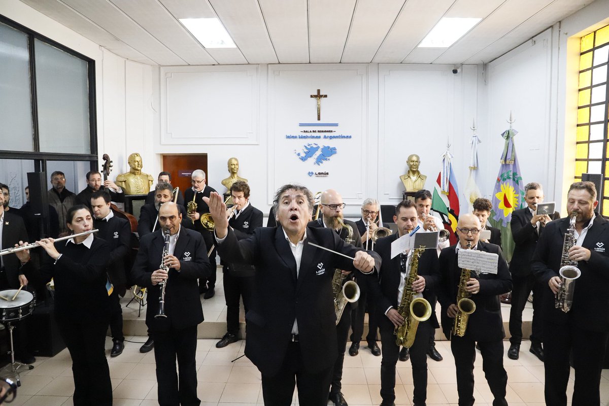 hcdlanus's tweet photo. 🏛️ 5° Sesión Ordinaria

En la tarde de este jueves, llevamos a cabo una nueva Sesión Ordinaria en el Honorable Concejo Deliberante de Lanús, donde, al inicio, la orquesta de @lanusmunicipio interpretó las estrofas del Himno Nacional Argentino, en el marco de un nuevo aniversario de su creación.

Además, se aprobaron los siguientes expedientes:

☑️ Convenio con Provincia Leasing para la adquisición de 30 camionetas pick-up que reforzarán el patrullaje de seguridad en el distrito.

☑️ Creación del programa “Escuelas y Proyectos en Comunidad”, orientado a fortalecer la articulación entre el gobierno local y las instituciones educativas.

☑️ Declaración de interés legislativo de la conmemoración por los 100 años de la Parroquia San Juan Bautista.

☑️ Resolución de repudio por la demora en la transferencia de los fondos nacionales correspondientes al año 2025 para el Sistema Nacional de Bomberos Voluntarios.

☑️ Resolución de repudio a la falta de intervención del Ministerio de Salud de la Nación respecto de la provisión de vacunas correspondientes al Calendario Nacional Obligatorio y al desfinanciamiento del programa Remediar.

#HCDLanús 🏛