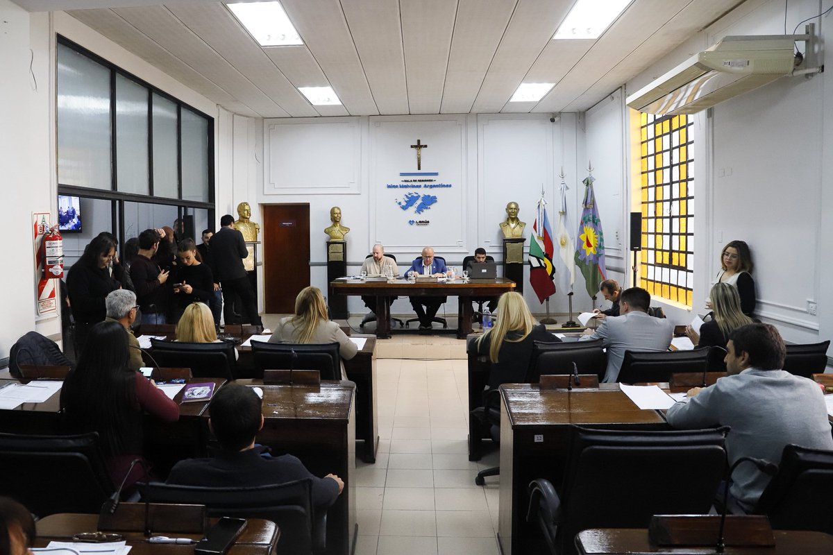 hcdlanus's tweet photo. 🏛️ 5° Sesión Ordinaria

En la tarde de este jueves, llevamos a cabo una nueva Sesión Ordinaria en el Honorable Concejo Deliberante de Lanús, donde, al inicio, la orquesta de @lanusmunicipio interpretó las estrofas del Himno Nacional Argentino, en el marco de un nuevo aniversario de su creación.

Además, se aprobaron los siguientes expedientes:

☑️ Convenio con Provincia Leasing para la adquisición de 30 camionetas pick-up que reforzarán el patrullaje de seguridad en el distrito.

☑️ Creación del programa “Escuelas y Proyectos en Comunidad”, orientado a fortalecer la articulación entre el gobierno local y las instituciones educativas.

☑️ Declaración de interés legislativo de la conmemoración por los 100 años de la Parroquia San Juan Bautista.

☑️ Resolución de repudio por la demora en la transferencia de los fondos nacionales correspondientes al año 2025 para el Sistema Nacional de Bomberos Voluntarios.

☑️ Resolución de repudio a la falta de intervención del Ministerio de Salud de la Nación respecto de la provisión de vacunas correspondientes al Calendario Nacional Obligatorio y al desfinanciamiento del programa Remediar.

#HCDLanús 🏛