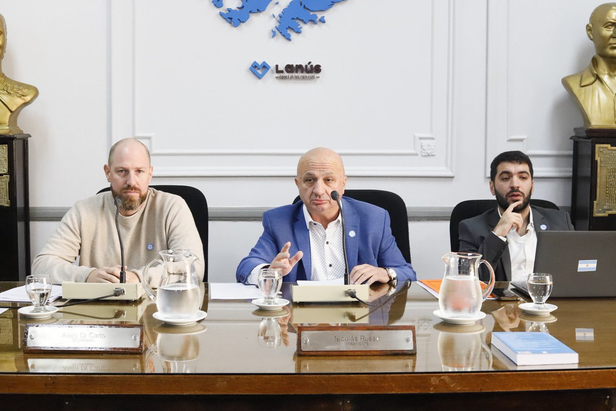 hcdlanus's tweet photo. 🏛️ 5° Sesión Ordinaria

En la tarde de este jueves, llevamos a cabo una nueva Sesión Ordinaria en el Honorable Concejo Deliberante de Lanús, donde, al inicio, la orquesta de @lanusmunicipio interpretó las estrofas del Himno Nacional Argentino, en el marco de un nuevo aniversario de su creación.

Además, se aprobaron los siguientes expedientes:

☑️ Convenio con Provincia Leasing para la adquisición de 30 camionetas pick-up que reforzarán el patrullaje de seguridad en el distrito.

☑️ Creación del programa “Escuelas y Proyectos en Comunidad”, orientado a fortalecer la articulación entre el gobierno local y las instituciones educativas.

☑️ Declaración de interés legislativo de la conmemoración por los 100 años de la Parroquia San Juan Bautista.

☑️ Resolución de repudio por la demora en la transferencia de los fondos nacionales correspondientes al año 2025 para el Sistema Nacional de Bomberos Voluntarios.

☑️ Resolución de repudio a la falta de intervención del Ministerio de Salud de la Nación respecto de la provisión de vacunas correspondientes al Calendario Nacional Obligatorio y al desfinanciamiento del programa Remediar.

#HCDLanús 🏛