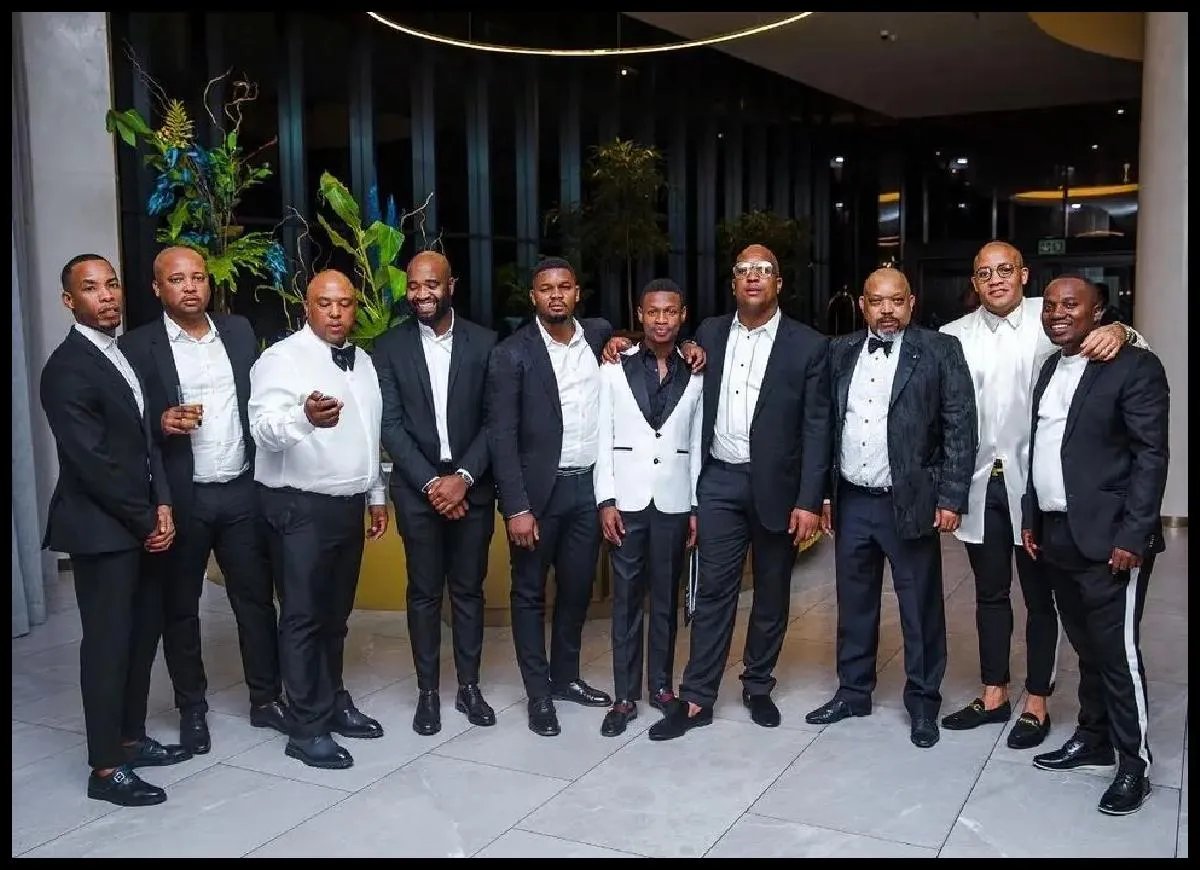 ISephara's tweet photo. Flashy businessman Lungile "Mayombo" Maseko has had several of his vehicles seized. This involves a Porshe SUV, a Mercedes G Wagon usually driven by his wife, as well as a BMW M3.

Maseko, along with some members of the "Presidential Club", are accused of involvement in tender fraud at Eskom & are undergoing a lengthy investigation by the SIU.

The group is known for driving expensive cars, living in estates and spending hundreds of thousands of Rands on alcohol at clubs.

In 2023 some of his vehicles were seized by the SIU. 
Therefore, it is believed that it is the banks that have repossessed these other vehicles due to non-payment.