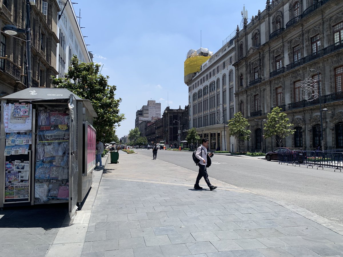 diianice's tweet photo. Ya fui a hacer trabajo de campo, efectivamente desapareció todo el mobiliario público que había en el zócalo, en el tramo entre Pino Suárez y 20 de noviembre. No existen espacios públicos dignos en el Centro Histórico y los pocos que había los están matando. https://t.co/JhfCHa3SD5