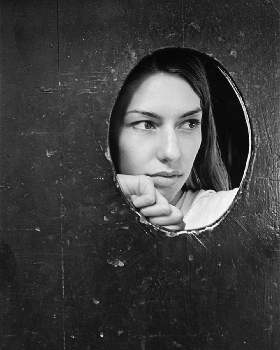 JuanmadelaPoza's tweet photo. #SofiaCoppola fotografiada por #KateBarry. La cineasta estadounidense, hija del mítico #FrancisFordCoppola, cumple 55 años. Su carrera en el cine empezó cuando era bebé, apareciendo en la escena del bautismo de la aclamada película #ElPadrino (#TheGodfather, 1972). https://t.co/PA36QmxwAZ