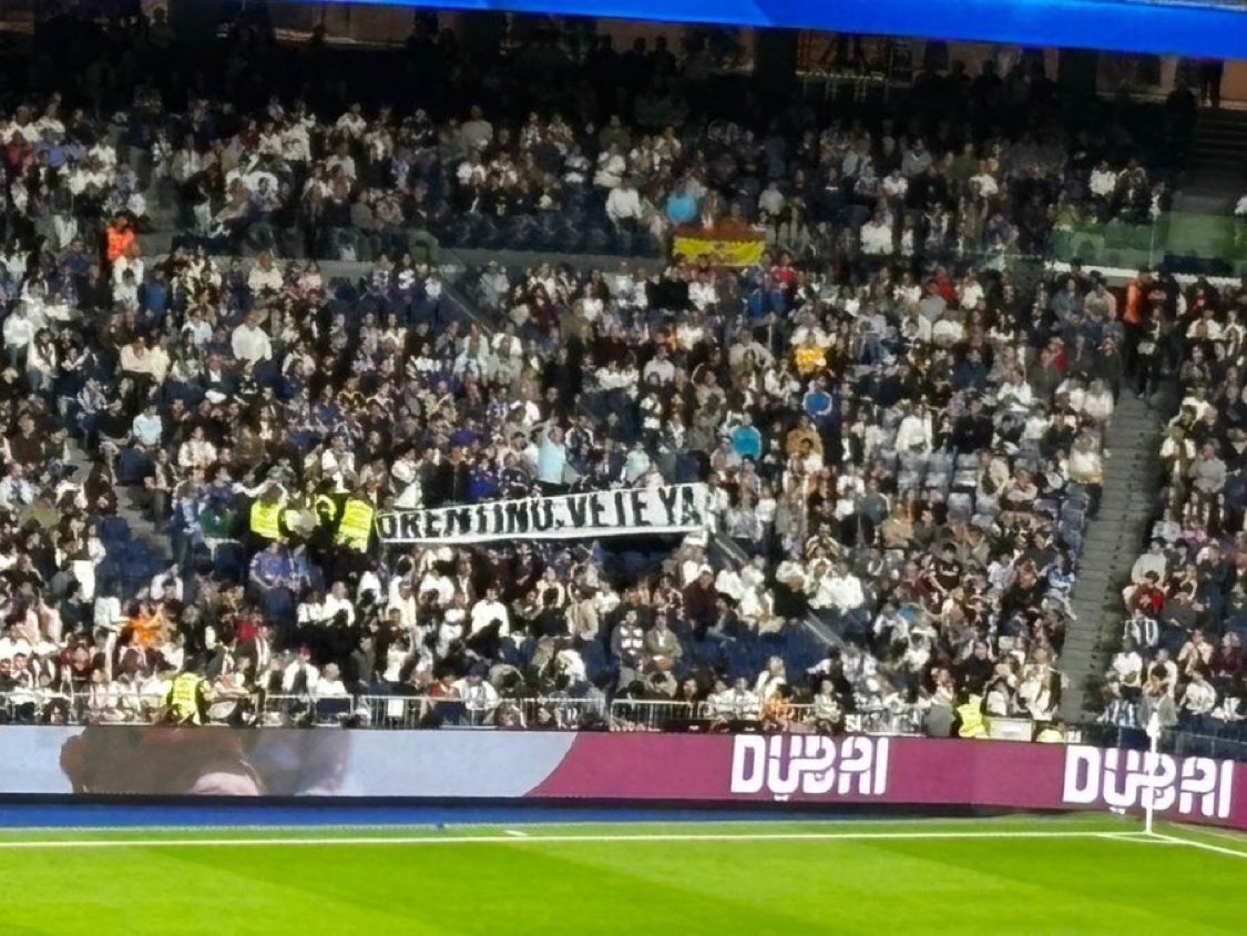 ActuFoot_'s tweet photo. « FLORENTINO, PARS MAINTENANT ! »

La sécurité du Bernabeu a dû intervenir pour interdir une banderole ce soir au Bernabeu contre le président du Real Madrid. 😳 

🗞️ @carrusel https://t.co/yfuEYBFmzV
