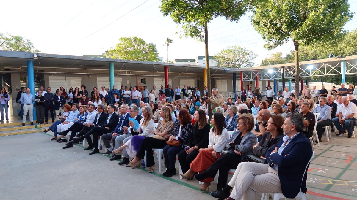 RicardoS2019's tweet photo. En Utrera con @Borja80203712, @ParadelaJSr y Curro Jiménez para continuar defendiendo el rumbo que tiene que seguir nuestra tierra de la mano de @JuanMa_Moreno. 

Vota #JuanmaPresidente
#ConLaFuerzaDeAndalucía https://t.co/wANrZvdfqZ