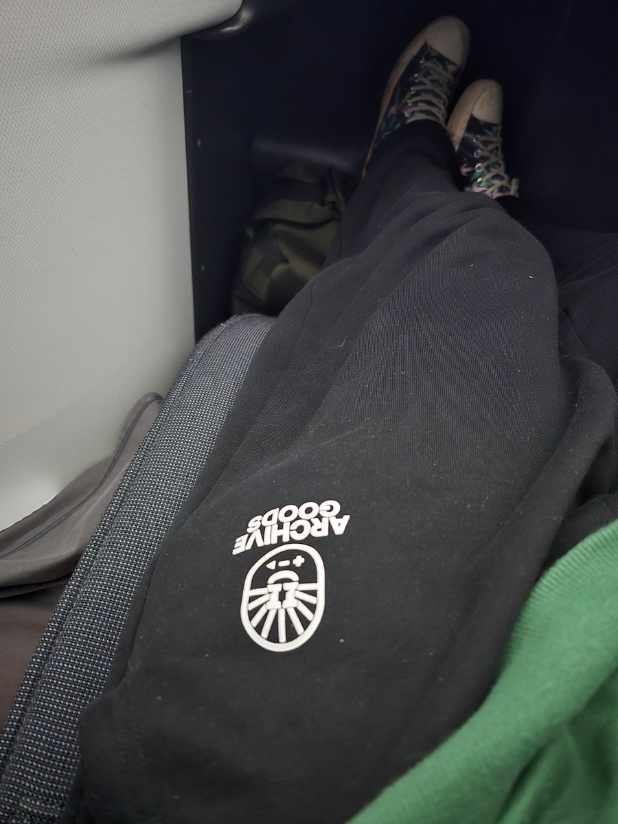 InsaneRedPanda5's tweet photo. Repping the boys in business class all the way to texas (jet lag is a bih 😩) #cloolessgang #milkbagsmii7y https://t.co/5YAlnvFjXf