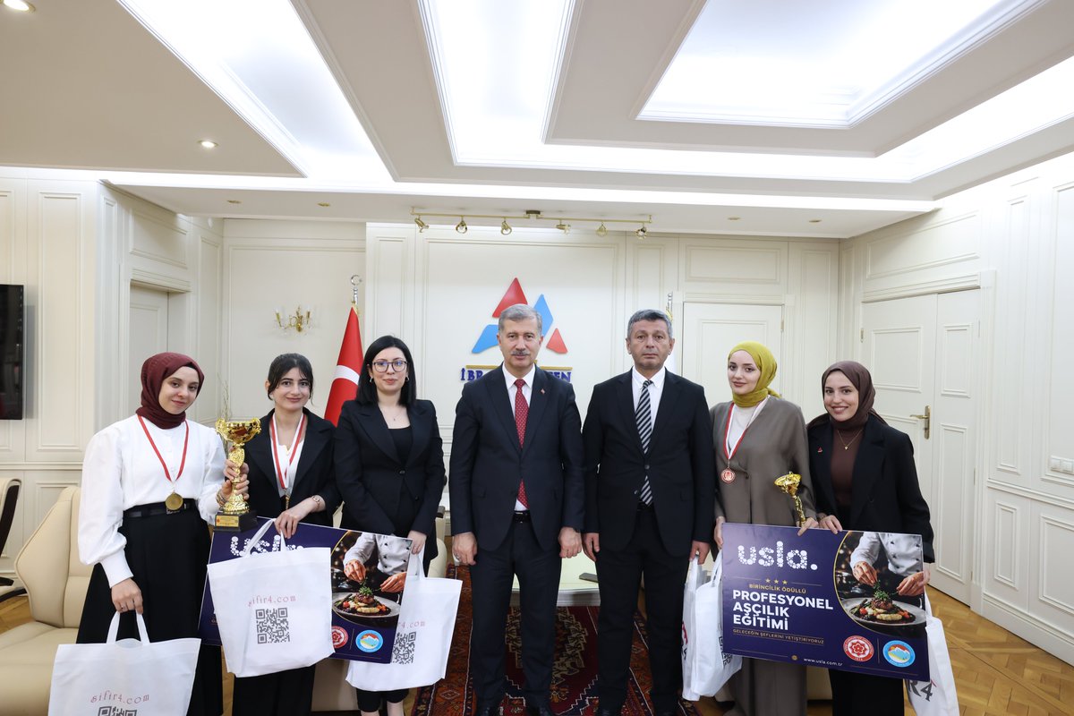 aicuni2007's tweet photo. Rektörümüz Prof. Dr. İlhami Gülçin, Ağrı İbrahim Çeçen Üniversitesi Turizm İşletmeciliği ve Otelcilik Yüksekokulu Gastronomi ve Mutfak Sanatları Bölümü öğrencilerini, danışmanları Öğr. Gör. Beyza Nur İlhan Akyel’i ve Yüksekokul Müdürü Prof. Dr. Akif Arslan’ı makamında kabul ederek tebrik etti.📌

Sivas Cumhuriyet Üniversitesi ev sahipliğinde düzenlenen ve 24 üniversitenin katıldığı Anadolu’nun Mirası Soframda Üniversiteler Arası Yemek Yarışmasında Türkiye birincisi olarak önemli bir başarı elde eden öğrencilerimizle bir araya gelen Prof. Dr. Gülçin, üniversitemizi başarıyla temsil eden tüm öğrencileri ve akademik danışmanlarını kutladı.👏

Prof. Dr. Gülçin, gastronomi alanında elde edilen bu anlamlı başarının üniversitemizin uygulamalı eğitim anlayışının ve öğrencilerimizin azimli çalışmalarının önemli bir göstergesi olduğunu ifade ederek öğrencilerimizin ve danışman hocalarının başarılarının devamını diledi.📌

Anadolu’nun Mirası Soframda Üniversiteler Arası Yemek Yarışmasında elde edilen Türkiye birinciliği kupası, Gastronomi ve Mutfak Sanatları Bölümü öğrencilerimiz tarafından Rektörümüz Prof. Dr. İlhami Gülçin’e takdim edildi.🏆

#AğrıİbrahimÇeçenÜniversitesi #AİÇÜ #Ağrı #Gastronomi #YemekYarışması