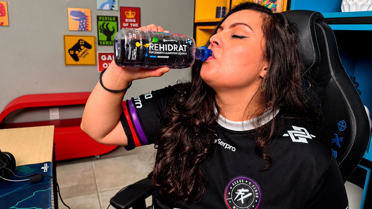 mara_tris's tweet photo. Sessão longa de gameplay.
O corpo sente.

Rehidrat. Rápida hidratação 💜

@rehidratoficial @fluxogg #SegueOFX https://t.co/Ep1e2aw8Nv