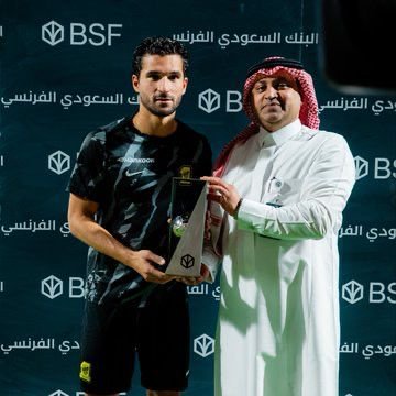 Nabdtuwaiq's tweet photo. علي الشايب مدير البنك الفرنسي   
يسلم لاعب الاتحاد حسام عوار قبل بداية المباراة جائزه هدف الجولة

@maljokem
@kassear8 https://t.co/0XiWuPKt30