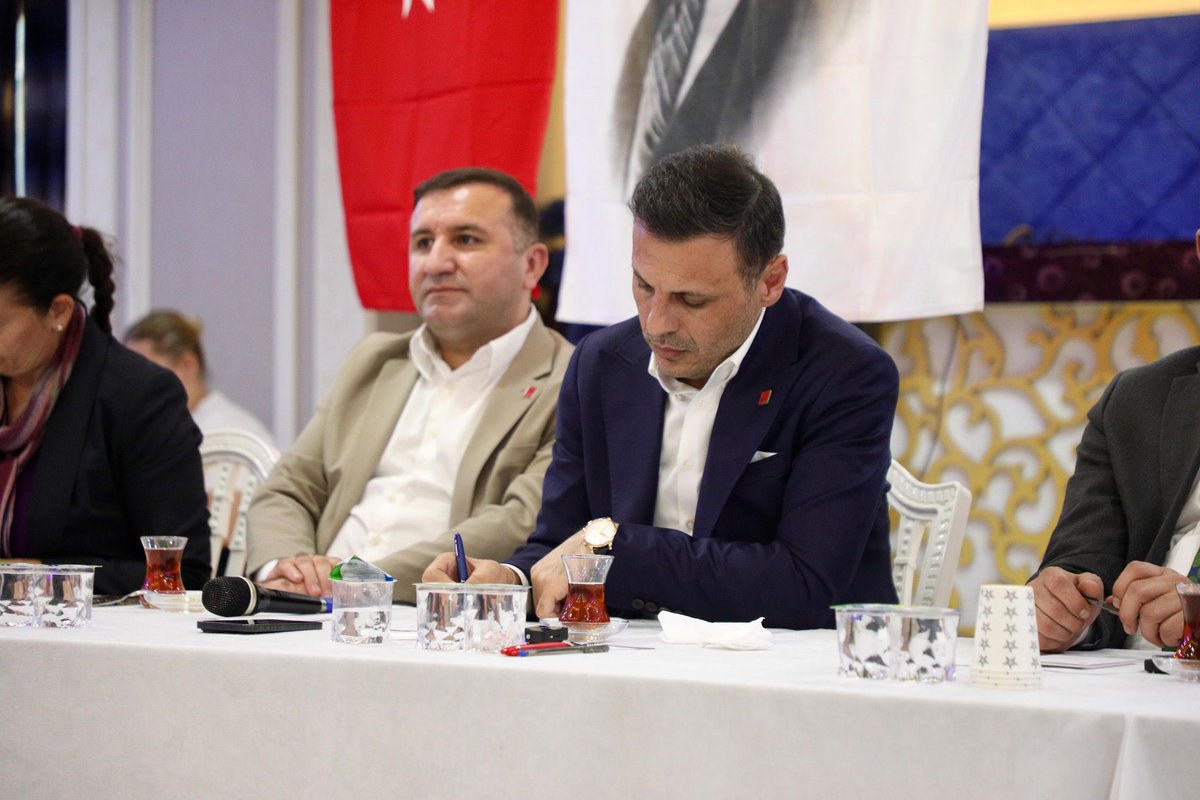 ozgurcelik1919's tweet photo. Demokrasi ve adaletin gücü, sivil toplumun gücünden gelir.

Bağcılar’da, kanaat önderleri ve sivil toplum temsilcilerimizle bir araya geldik. 
İktidarın baskı ve sindirme politikalarına karşı, kimsenin ötekileştirilmediği, herkesin özgürce konuşabildiği bir Türkiye’yi omuz omuza kuracağız.

Gün boyu sevgi ve destekleriyle yanımızda olan Bağcılar halkına, büyük emek veren İlçe Başkanımız Özkan Akar ve ilçe yönetimimize yürekten teşekkür ediyorum.