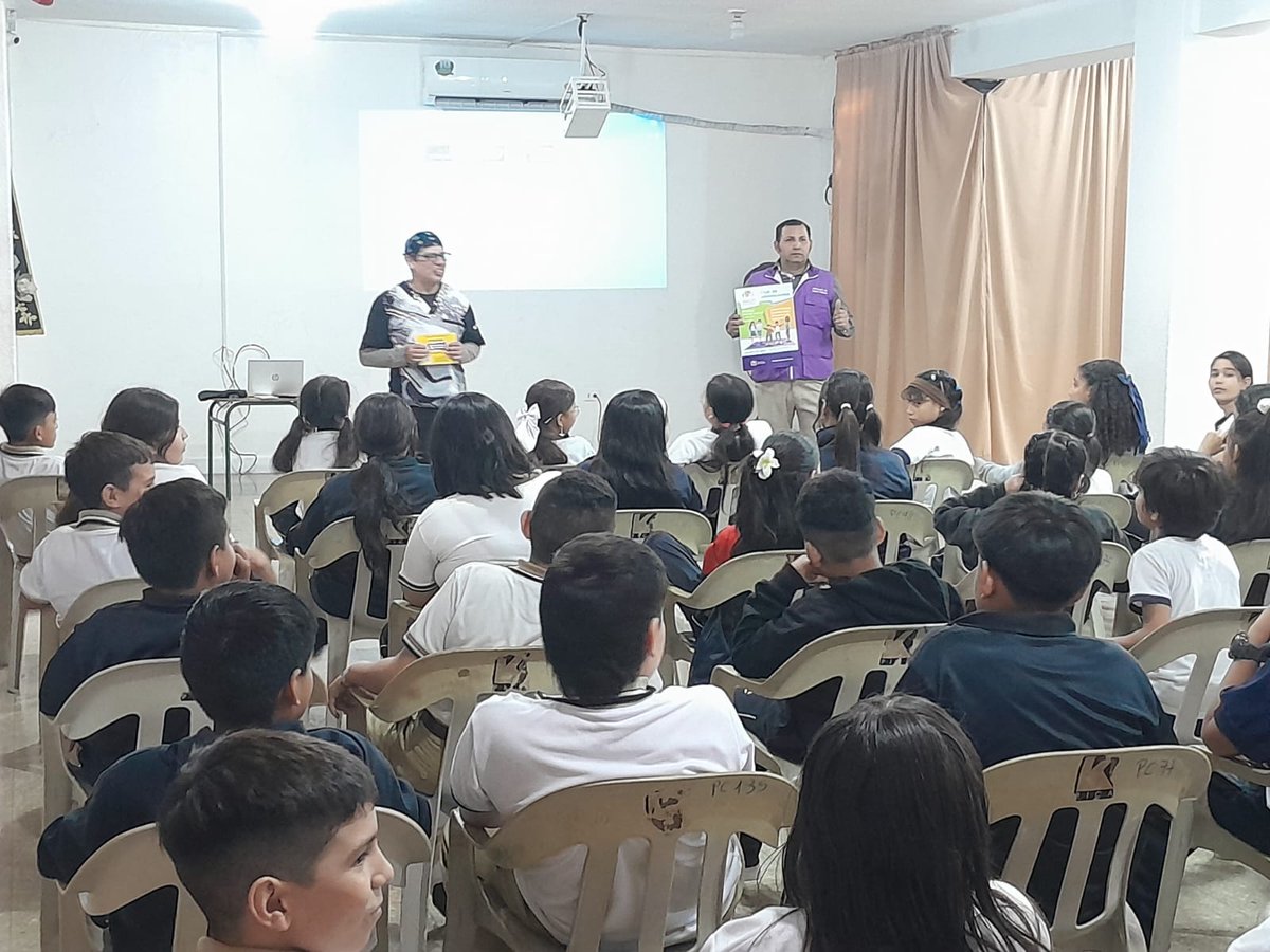 Salud_Guayas's tweet photo. #MSPEnTerritorio | Técnico de Atención Primaria de Salud (TAPS) de la parroquia #Ayacucho, socializa con estudiantes de la Unidad Educativa #PedroCarbo, sobre servicios amigables para adolescentes, género y sus roles, prevención de violencia de género y ruta de la violencia. https://t.co/Qrbv6rpVWt