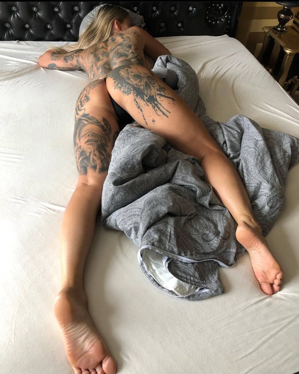 Jillhardenerx's tweet photo. @vikingvanitycom I would say hi👻 https://t.co/tuA0tVDOmZ