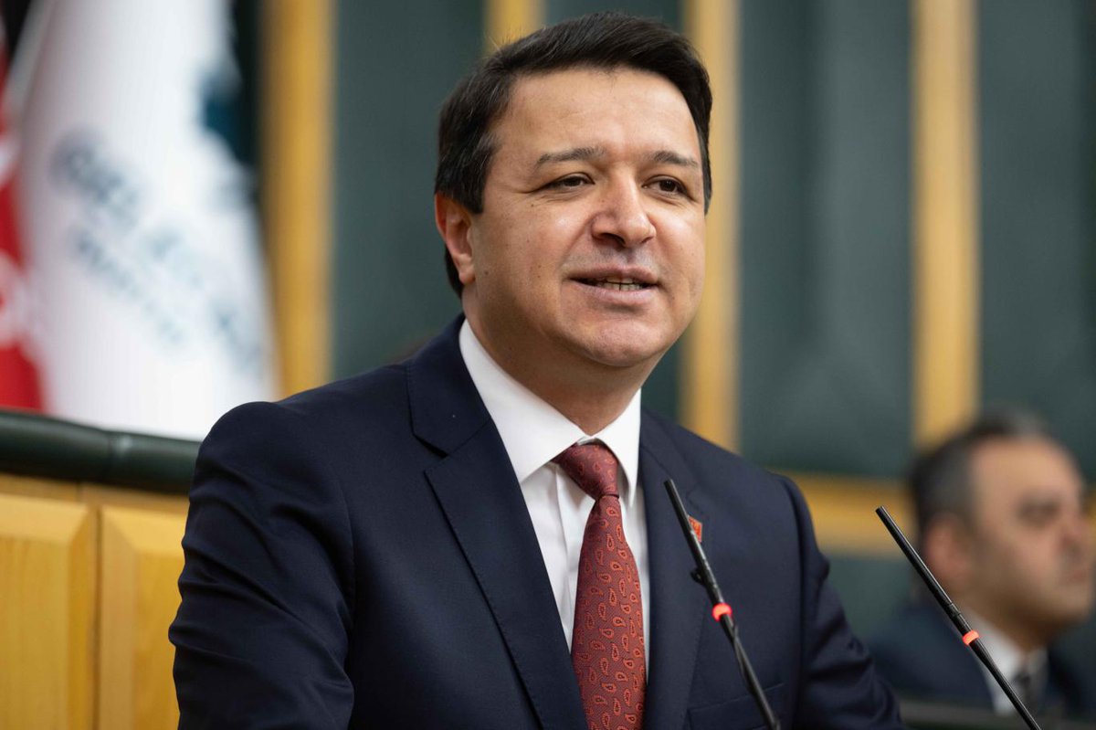 durbunhaber's tweet photo. 📣 Saadet lideri Mahmut Arıkan:

⭕ Fener Rum Patriği Bartholomeos'un Heybeliada Ruhban Okulu’nun yeniden açılacağını Yunanistan’da ilan etmesi Türkiye'nin egemenlik haklarına açık bir tecavüzdür.

⭕ İktidara soruyoruz;
Bu skandal açıklamadan haberiniz var mı?  Varsa neden millet bilgilendirmediniz? 

⭕ Neyi, kimden ve neden saklıyorsunuz? Yoksa; Türkiye Cumhuriyeti Devleti kendi egemenlik alanıyla ilgili bir konuyu Yunanistan’dan mı öğreniyor?  

⭕Batı Trakya’da Türk kimliği baskı altındayken, Türk okulları kapanırken ve soydaşlarımızın hakları görmezden gelinirken verilen bu tek taraflı taviz kabul edilemez.

⭕Üstelik Patrik, Yunan Meclisi’nde “Yeni Roma ve Konstantinopolis Başpiskoposu ve Ekümenik Patrik” olarak tanıtıldı.

⭕ Buradan bir kez daha söylüyorum:
-Yeni Roma diye bir yer yoktur!
-Konstantinopolis diye bir şehir yoktur.
-Patrikhane de bizim Fatih Kaymakamlığımıza bağlıdır.

⭕ Bizim için Milli egemenlik ve devlet ciddiyeti vazgeçilmezdir. Türkiye Cumhuriyeti Devleti; başka ülkelerde yapılan açıklamalarla yön verilen değil, kendi kararlarını kendi milletiyle ve kendi kudretiyle alan güçlü bir devlet olmak zorundadır.

⭕ Türk milleti  iktidardan artık hamasi sloganlar değil; kadim tarihine uygun şahsiyetli bir duruş ve devlet vakarına yakışır bir irade beklemektedir!
