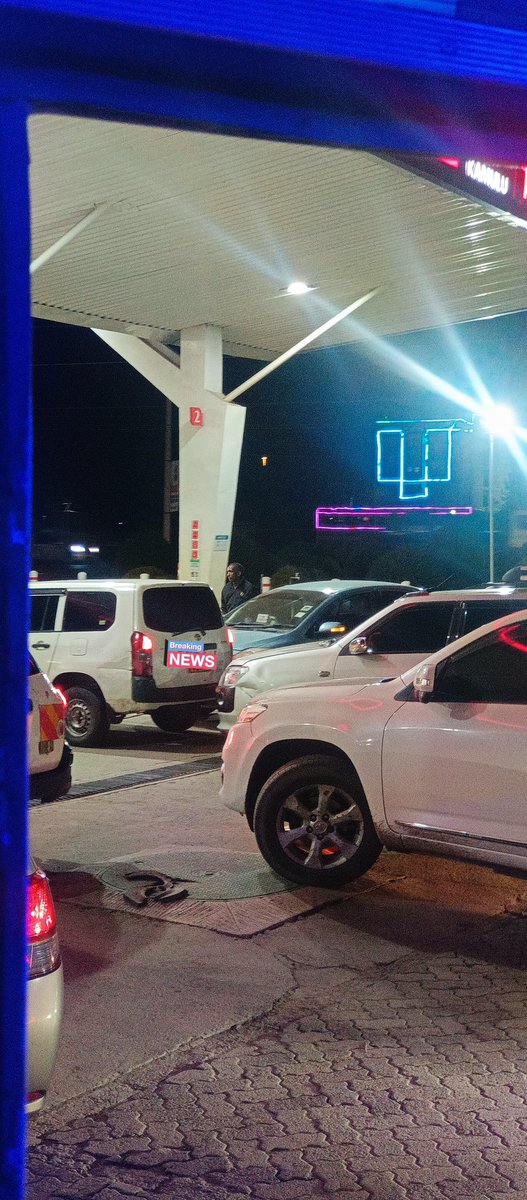 NativeTaita's tweet photo. Kenyans hit petrol stations in large numbers for fuel before midnight when the new EPRA fuel prices take effect https://t.co/98fopzFGjw
