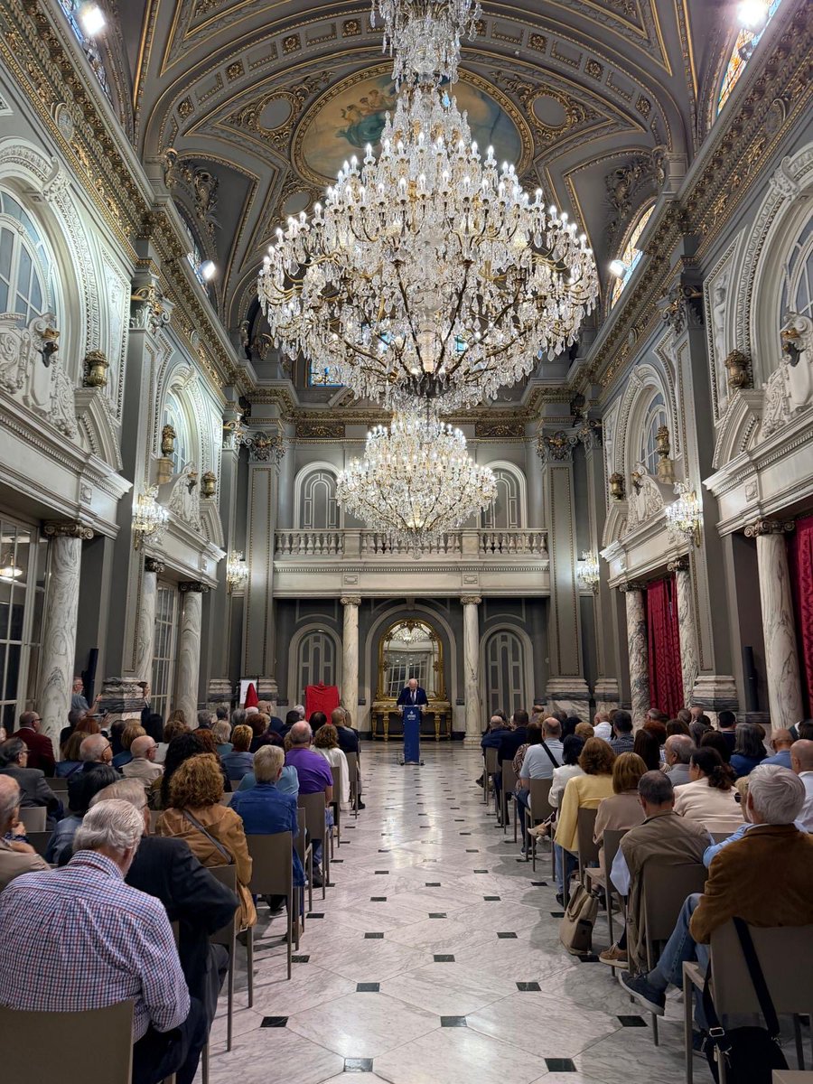 MncGCS's tweet photo. Presentamos “Els Papers del Corpus”, el calendario y la imagen anunciadora en su 7° centenario. 700 años de historia cuya  programación pondrá de relieve la “festa grossa”. Contaremos con @cosomuval para una entrada de bandas por vez primera el día de la entrega del “pomell“🌺. https://t.co/8Wl11Ovdx5