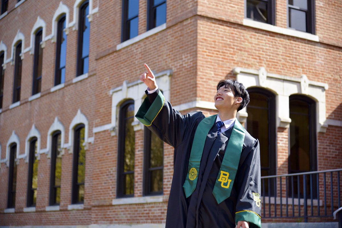 Baylor's tweet photo. #BaylorGrad 🐻🎓

🎓: itsjchoi on IG https://t.co/khMTqaSw6I
