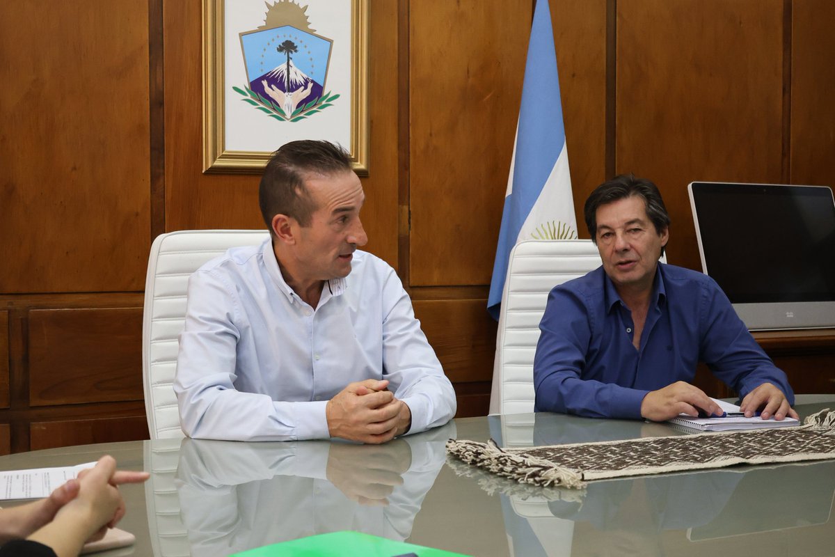 JorgeTobaresOk's tweet photo. Junto a la ministra @josecodermatz entregamos la personería jurídica a la Fundación para el Desarrollo del Alto Rendimiento (FUDAR). La institución promueve el el crecimiento de atletas acompañándolos en su desarrollo físico y emocional con recursos financieros y humanos. https://t.co/5kx0H7upfW