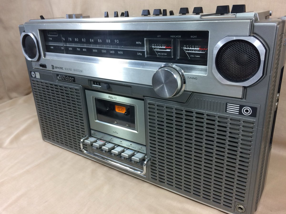 ビクターの「BIPHONIC 828」（「バイフォニック828」）。普通の