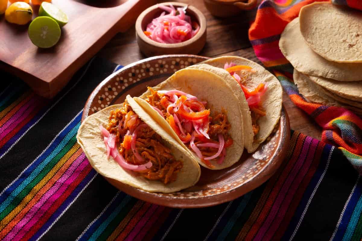 animalgourmet's tweet photo. #Receta | Te digo paso a paso cómo preparar cochinita pibil fácil en la estufa de tu casa:

INGREDIENTES
1 kg Pierna de Cerdo
40 g Pasta de Achiote
1/4 Cebolla
2 Dientes de ajo
2 tazas Jugo de Naranja agria
1 cucharadita Comino
2 Clavos de olor
4 Pimientas gordas
2 cucharadas Manteca
Sal y pimienta al gusto
2 Hojas de plátano

PROCEDIMIENTO
1. Licúa la pasta de achiote con la cebolla, el ajo, el jugo de naranja, el comino, los clavos de olor, las pimientas, la mitad de la manteca y agrega sal.
2. Coloca las hojas de plátano en un refractario y acomoda la carne. Vierte los ingredientes previamente molidos y cubre con las hojas.

Aquí los últimos pasos y una receta de cebollas con habanero:
https://t.co/1cQgVdBngU