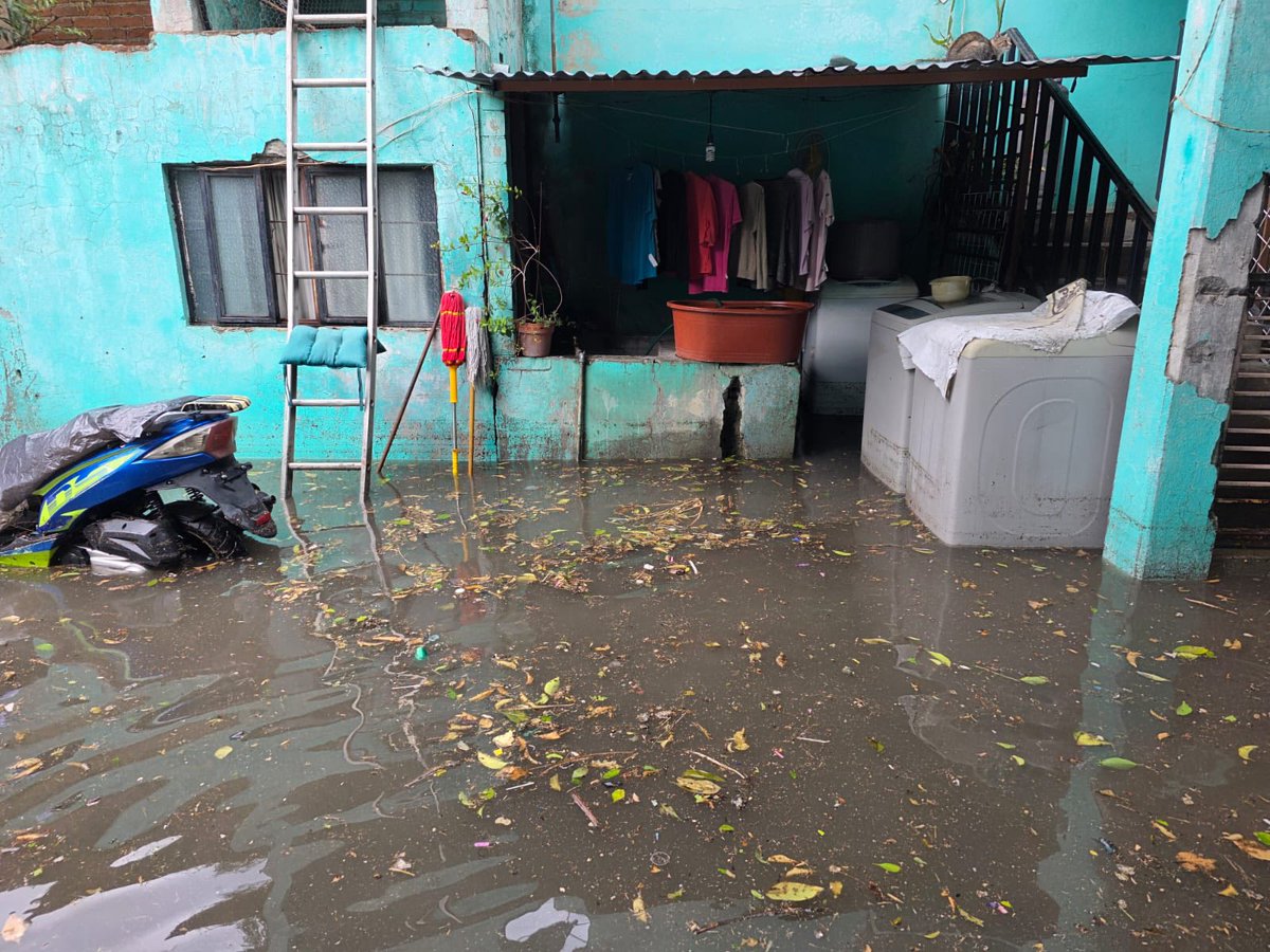 SSCHuejotzingo's tweet photo. #PCInforma 🚨Durante las últimas horas, Protección Civil realizó labores de apoyo y atención en diferentes puntos del municipio. 🚒

En el Cuarto Barrio se brindó apoyo por inundación de vivienda, realizando trabajos de extracción de agua con apoyo de la moto bomba de SOSAPAHUE. https://t.co/NPecThJsn9