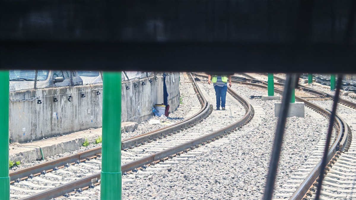 caminalex's tweet photo. Ya se habló demasiado de los ajolotrenes.

Sin embargo la terminal Tasqueña quedó a medias, con señalización de 1998 y lo peor: sin el cambio de vía cruzado y automático para las operaciones simultáneas en ambas vías.

Con tantito que se retrase un tren ya valió la operación de la línea porque dependen de una sola vía para darle salida y entrada a Tascaño. 

Lo peor es que ni siquiera automatizaron el cambio, sigue existiendo un guardavías haciendo los cambios manuales a pleno sol.

Pero que bonitos trenes ajolotizados. 

Estuve en Tren Ligero Tasqueña en Coyoacán - CDMX