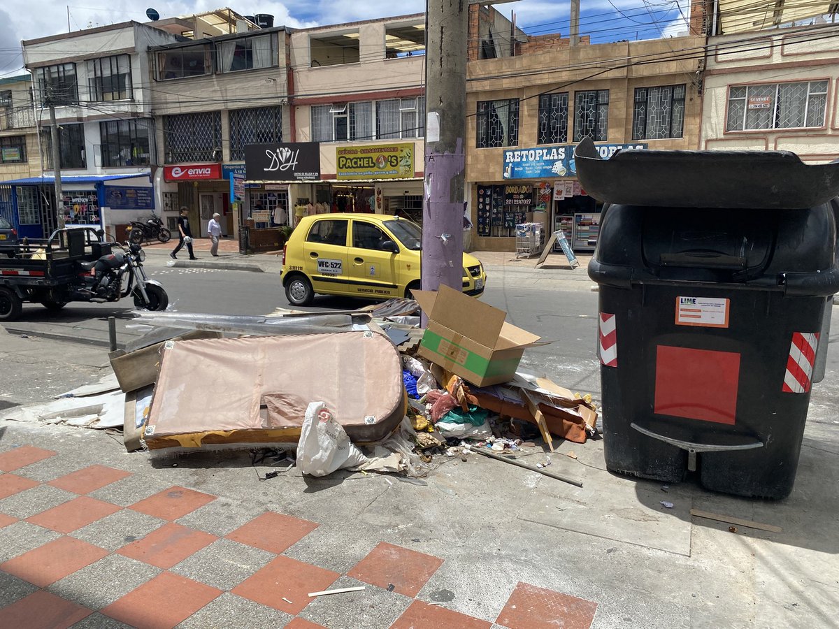 CesarPteAranda's tweet photo. Puntos críticos de basura barrio alquería carrera 38a#52c  @victor_alcruz1 @PuenteAranda_ @Uaesp denunciados por la comunidad inseguridad y CHC @RolandoGonGa https://t.co/j7f3FqiFkZ