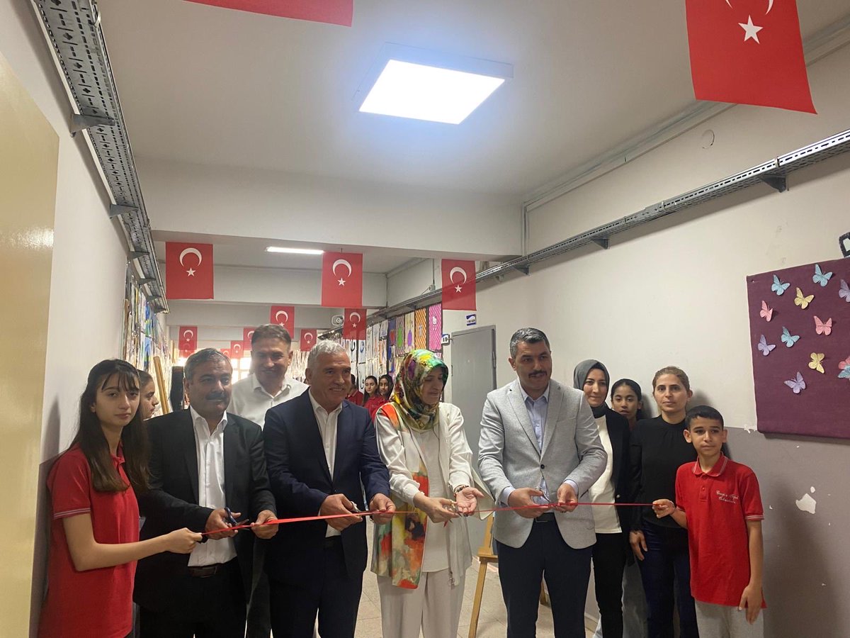 CengizTopel0's tweet photo. Okulumuzun düzenlemiş olduğu resim sergisine katılım sağlayan tüm yöneticilerimize , Emek veren , katkı sağlayan öğretmenlerimize ve öğrencilerimize teşekkür ederiz. https://t.co/4OUn80wLL4