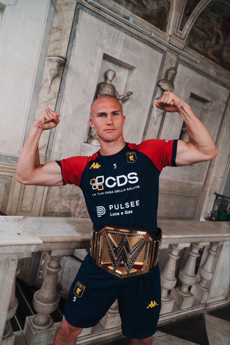 Genoarg's tweet photo. WWE esta de gira por Italia y el Campeonato Mundial estuvo en Genoa y los jugadores posaron con el titulo.

Leo Ostigard es nuestro Randy Orton https://t.co/l0jGXqwgAA