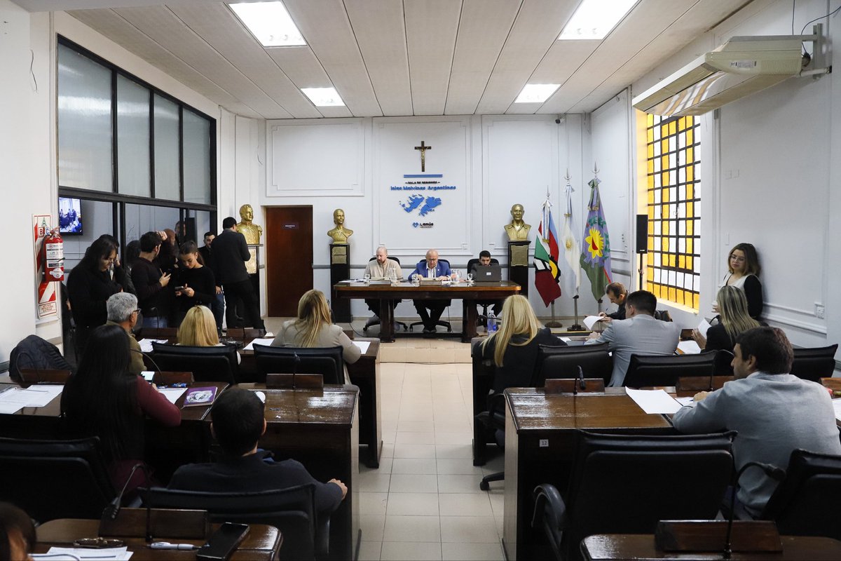 FPLanusHCD's tweet photo. 🏛️ 5° Sesión Ordinaria
En la tarde de este jueves, llevamos a cabo una nueva Sesión Ordinaria en el @hcdlanus de Lanús, donde, al inicio, la orquesta de @lanusmunicipio interpretó las estrofas del Himno Nacional Argentino, en el marco de un nuevo aniversario de su creación. https://t.co/LH5PMMaTIY