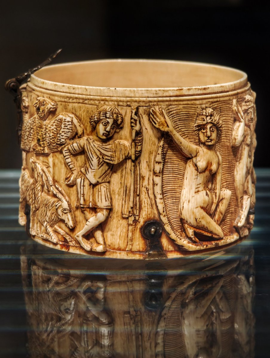 antmoose's tweet photo. The other side of the #ivory #pyx shows a nude #Diana in a pool or grotto, with a #nymph beside her at right. Both are expressing alarm. Diana covers herself with her hand. At left, #Actaeon spots the goddess bathing and must flee, in vain. https://t.co/RX3pkjrYls