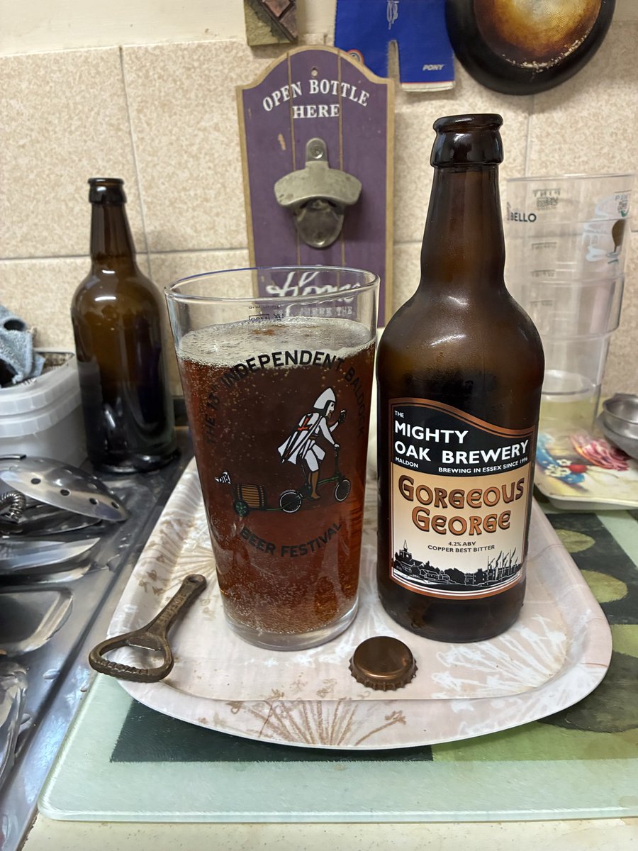 smithi200's tweet photo. Gorgeous George 4.2% best bitter from the Mighty Oak Brewery. A malty sweet brew with a bitter finish 9.03/10 #notbeerbods https://t.co/sAvczuzeO4