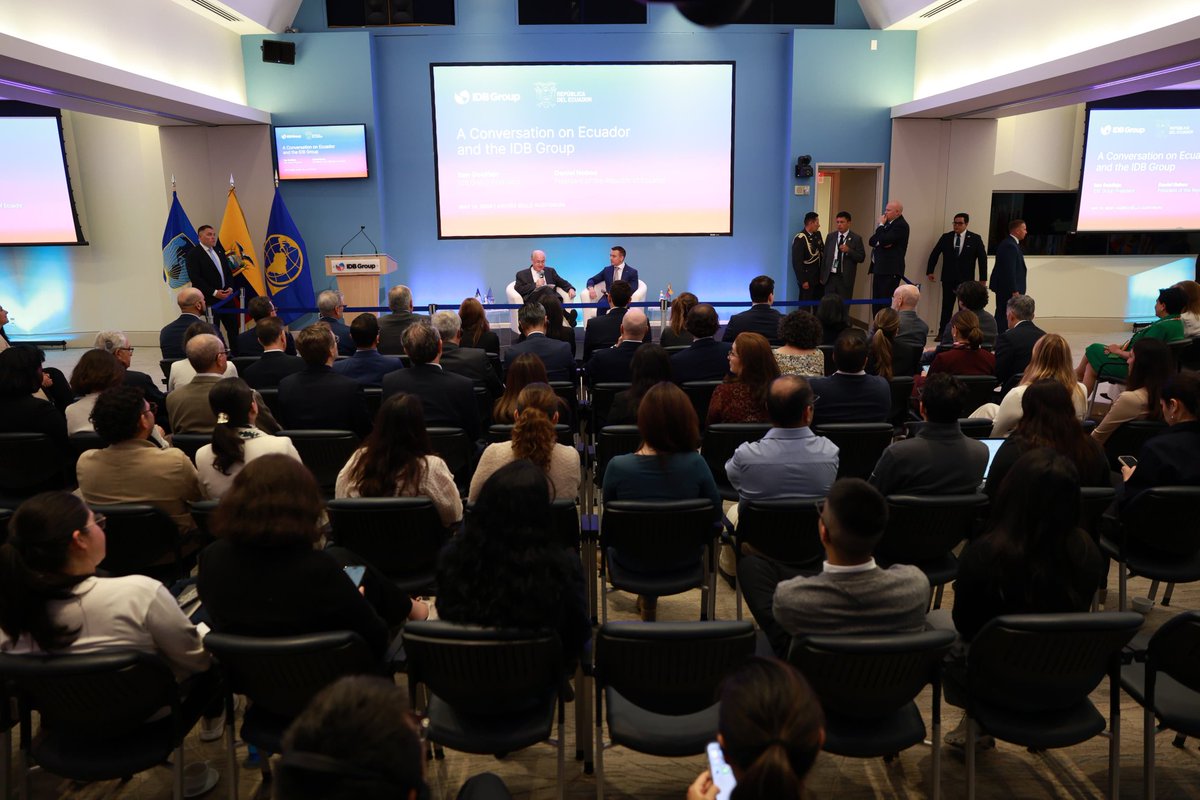 Presidencia_Ec's tweet photo. Ecuador hoy genera más confianza en el mundo. Junto a @igoldfajn, presidente del Banco Interamericano de Desarrollo, @el_BID, dialogamos sobre nuevas oportunidades de inversión, crecimiento y cooperación para seguir impulsando empleo, seguridad y desarrollo en el país. https://t.co/Oqv5iAqCr3